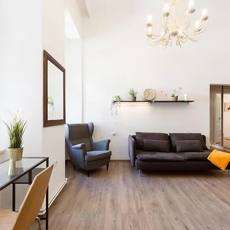 Apartment Free Parking Chain Bridge 4ppl, 2bdrm, Wifi, Smart Tv, Ac