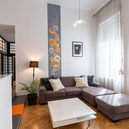 Bright Two-Bedroom Home By The New York Palace