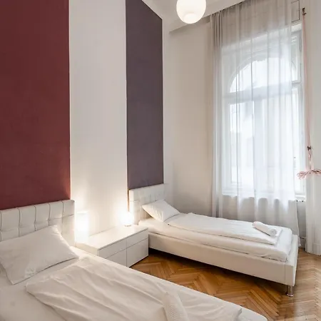 Bright Two-Bedroom Home By The New York Palace