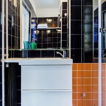 Cecile's Central, Gastro Str, Wifi, 2 Bed And 2 Bathrooms *