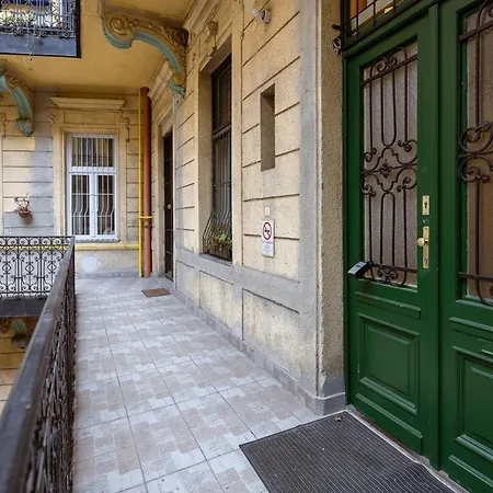 Apartment Bright Two-Bedroom Home By The New York Palace