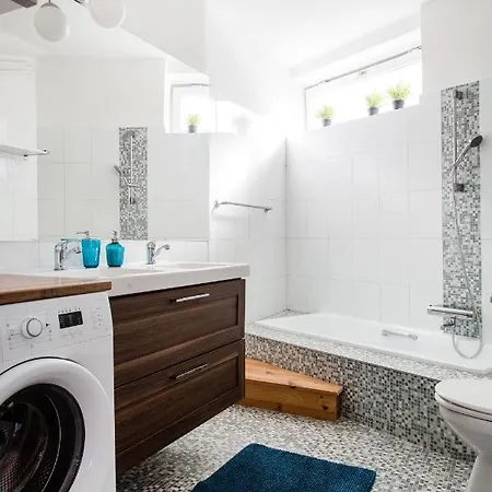 Apartament Cecile's Central, Gastro Str, Wifi, 2 Bed And 2 Bathrooms *