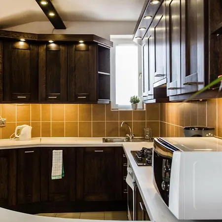 Apartament Cecile's Central, Gastro Str, Wifi, 2 Bed And 2 Bathrooms *