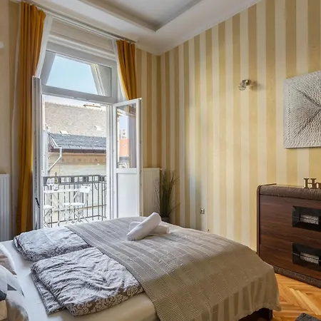 Luxury Downtown By Anna Apartment *