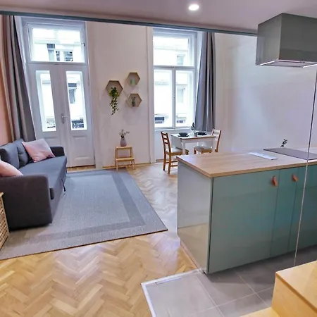 Awesome Downtown W Balcony & Free Private Parking Apartment Budapest