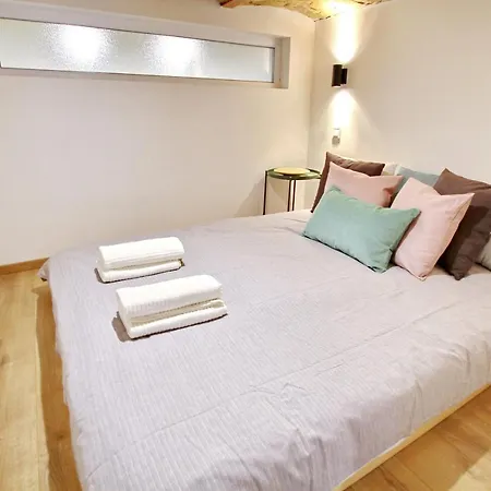Awesome Downtown W Balcony & Free Private Parking Apartment Budapest