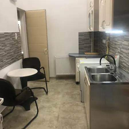 Apartment Next To New York Cafe *