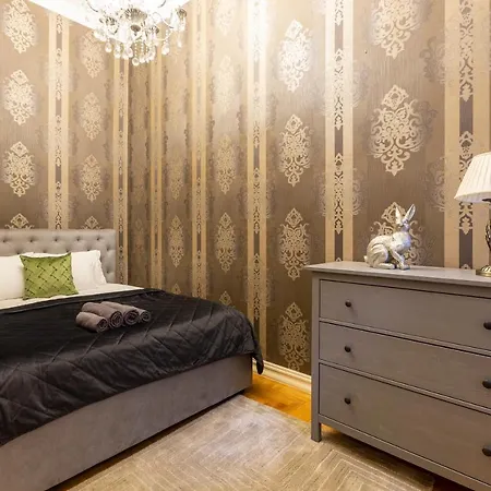 Luxury Next To The New York Cafe Apartmán *
