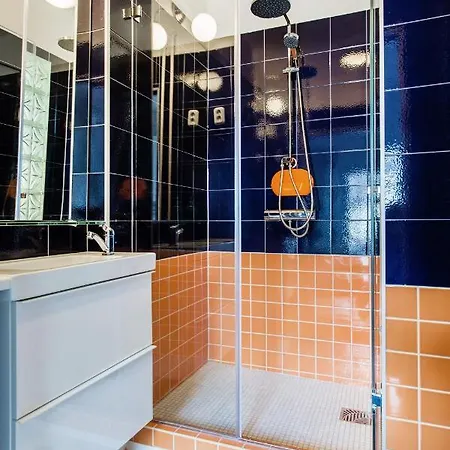 Cecile's Central, Gastro Str, Wifi, 2 Bed And 2 Bathrooms *