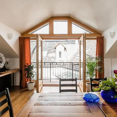 Apartament Cecile's Central, Gastro Str, Wifi, 2 Bed And 2 Bathrooms *