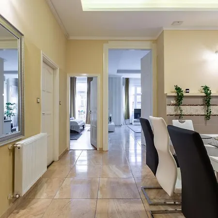 Apartment Luxury Downtown By Anna Budapest