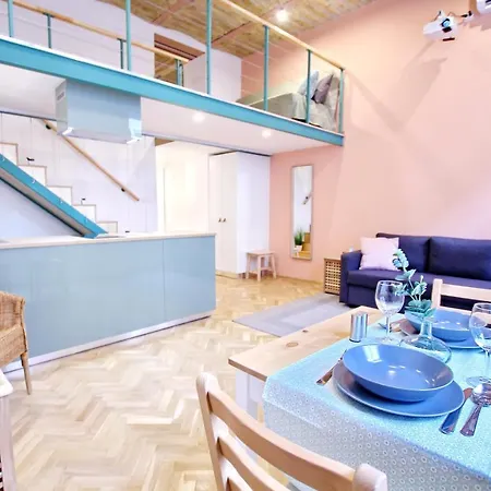 Awesome Downtown W Balcony & Free Private Parking Apartment *