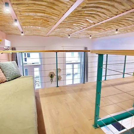 Awesome Downtown W Balcony & Free Private Parking Apartment Budapest