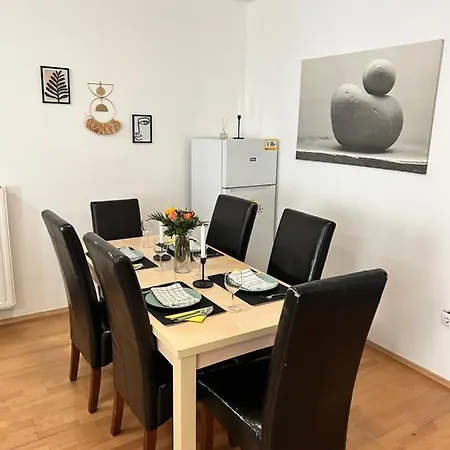 Apartmán Danube Dwelling Akacfa 26 - Private Indoor Garage *