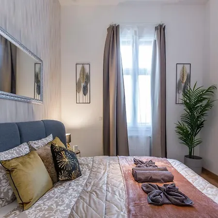 Apartment Luxurious Art Deco In The King Street Budapest