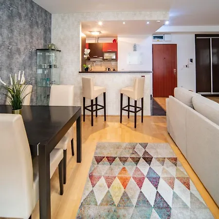 Free Parking! Soho 101, 4 Ppl, Ac, Superfast Wifi, Tv Apartment