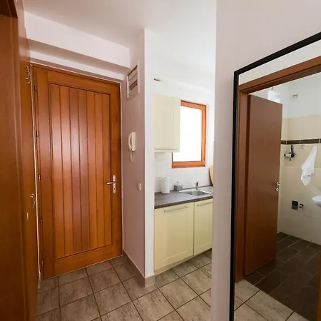 Lovag Apartment *