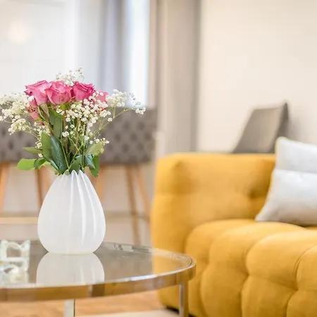 2br2ba Andrassy Free Parking Apartment
