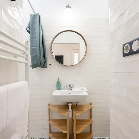 Youth Motive With Gallery Apartment *