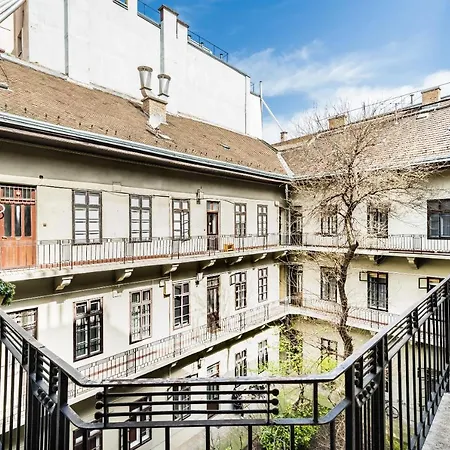 Corbie Downtown * Budapest