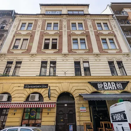 Youth Motive With Gallery Apartment Budapest