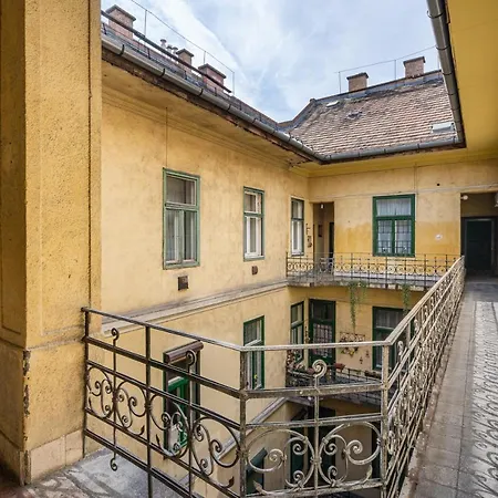 Apartment Youth Motive With Gallery Budapest