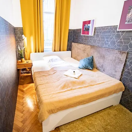 Apartment Free Parking Chain Bridge 4ppl, 2bdrm, Wifi, Smart Tv, Ac
