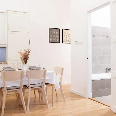 Apartment Scandi Custom 2-bdr