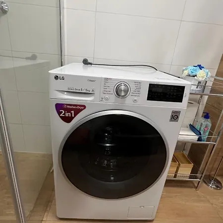 Luxe Central Studio With Pool, Parking & Ac *