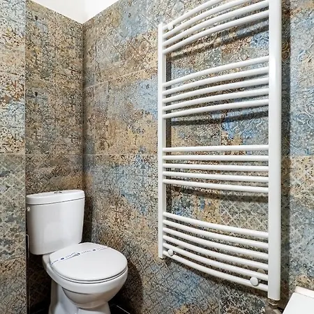 The Birdcage Apartment *