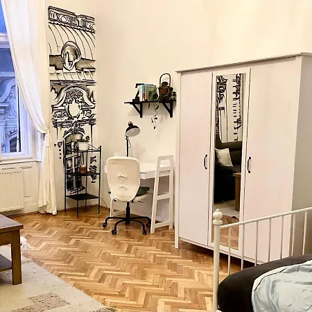 Vigszinhaz Hostel *