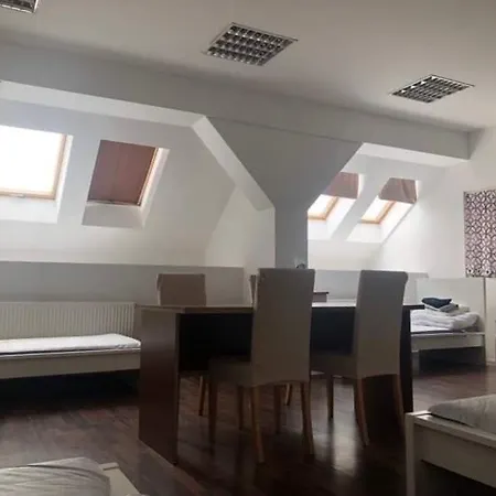 Hostel Konvoj Szallo *