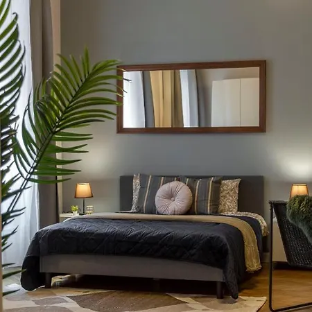 Apartment Spacious & Cozy Downtown With Balcony