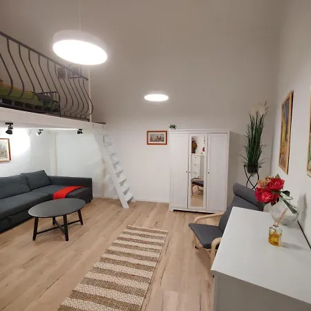 Calm, Artistic 9th Distric Central City Apartment