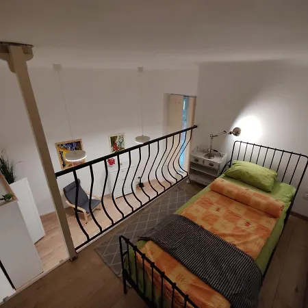 Calm, Artistic 9th Distric Central City Apartment *