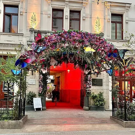 Apartment Unique Place In Budapest