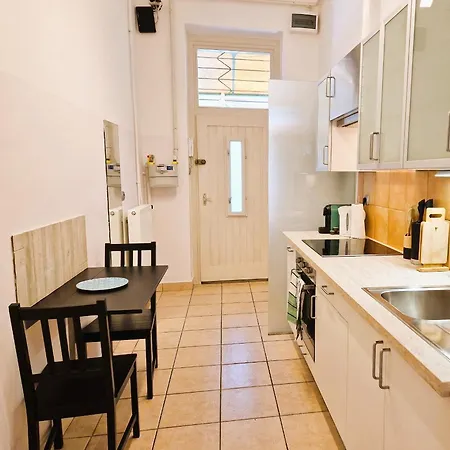 Apartment Halasz 2-bedroom Near Castle, Free Public Parking Nearby