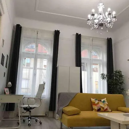 Apartment Urban Oasis: Spacious Modern Retreat With Netflix And New York Cafe Proximity Budapest