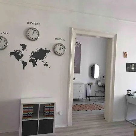 Urban Oasis: Spacious Modern Retreat With Netflix And New York Cafe Proximity Budapest