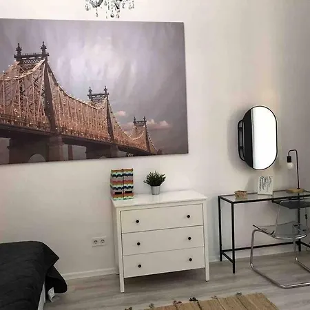Urban Oasis: Spacious Modern Retreat With Netflix And New York Cafe Proximity Budapest