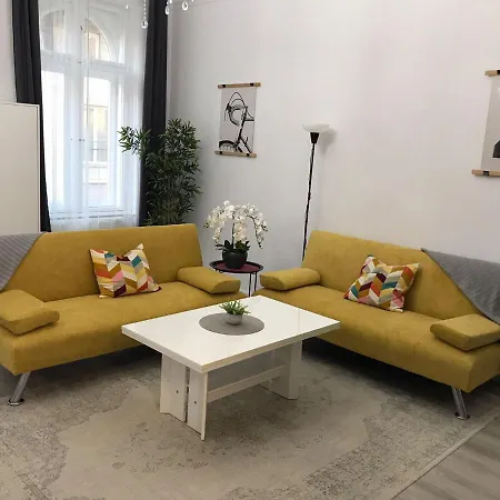 Apartment Urban Oasis: Spacious Modern Retreat With Netflix And New York Cafe Proximity Budapest