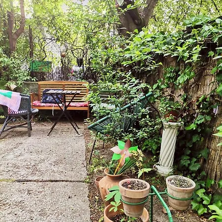 Flat In Historic With Your Own Private Garden, Near City Park Apartment *