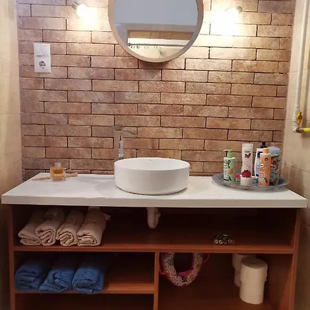 Flat In Historic With Your Own Private Garden, Near City Park Apartment