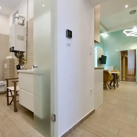 Standard By Hi5- Charming * Budapest