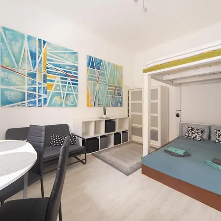 Cosy With Airconditioner Apartment
