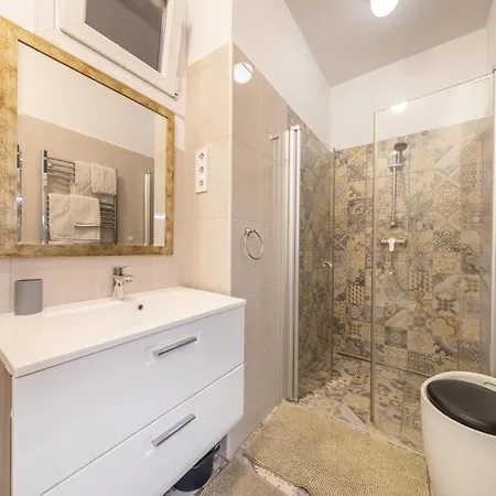 Margit Apartment *