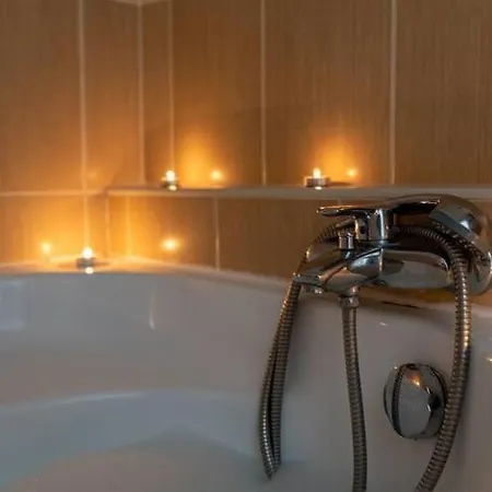 Spacious And Bright Flat Between Airport & Center Apartment
