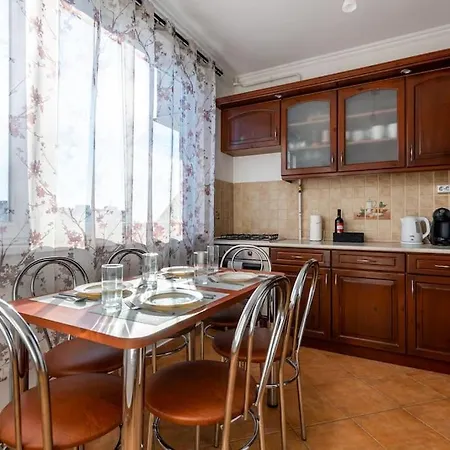 Apartment Spacious And Bright Flat Between Airport & Center *