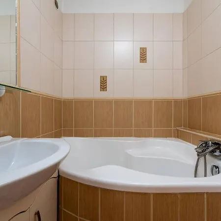 Spacious And Bright Flat Between Airport & Center