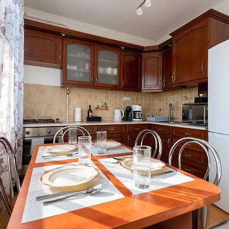 Spacious And Bright Flat Between Airport & Center Apartment